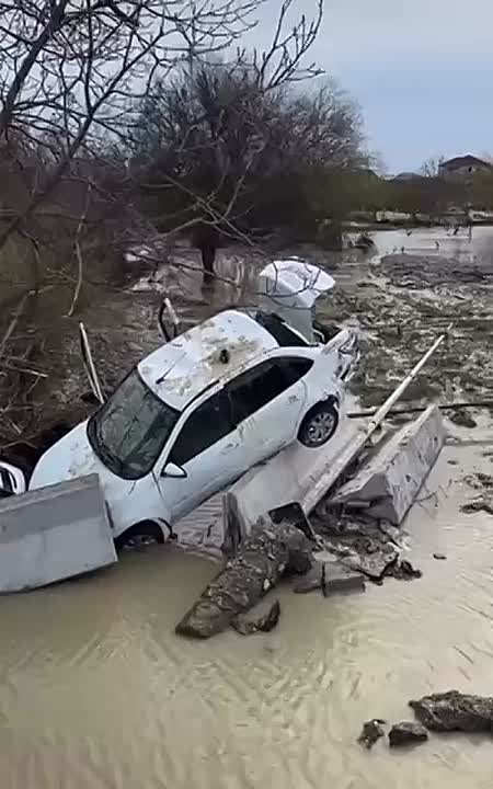 В Дербентском районе во время паводка потоком воды смыло три легковых автомобиля