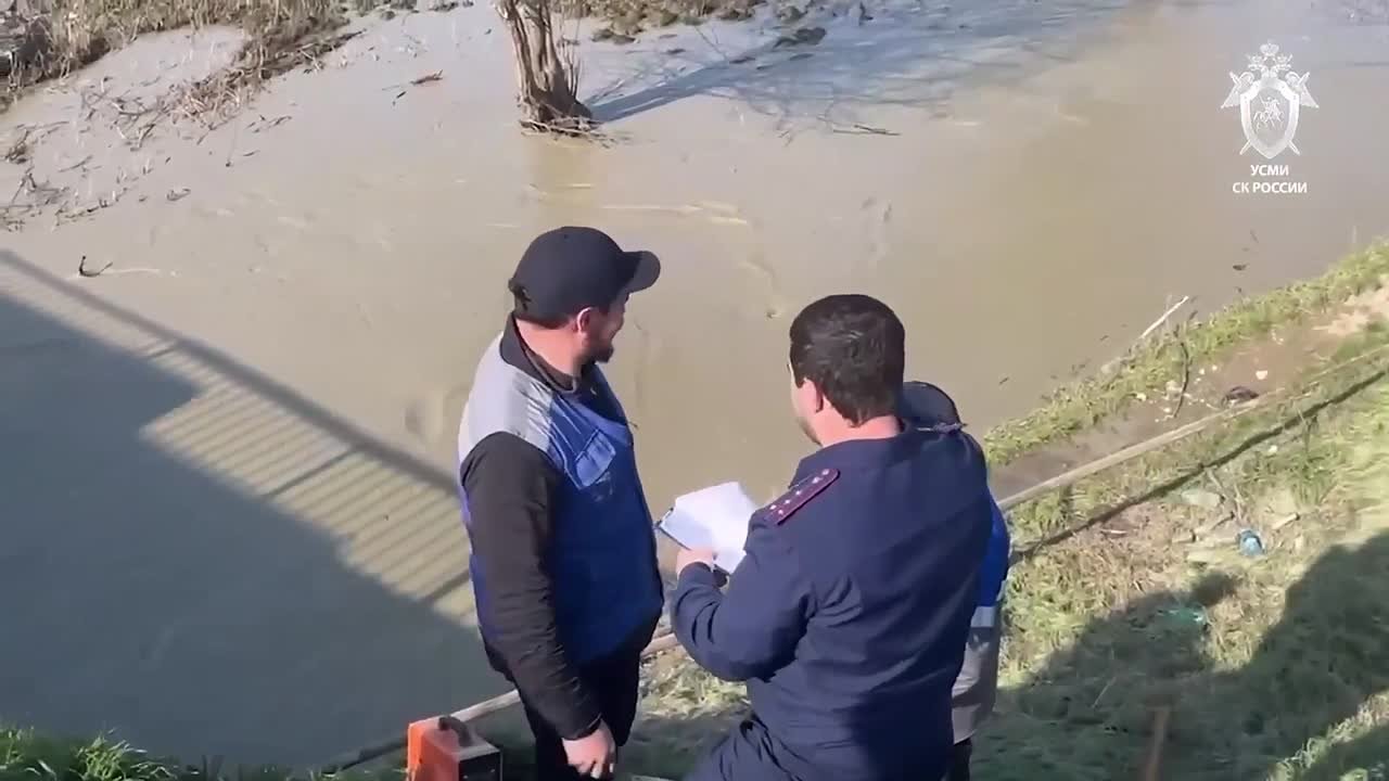 Водитель в Дагестане решил вывезти пять человек, несмотря на затопленную дорогу