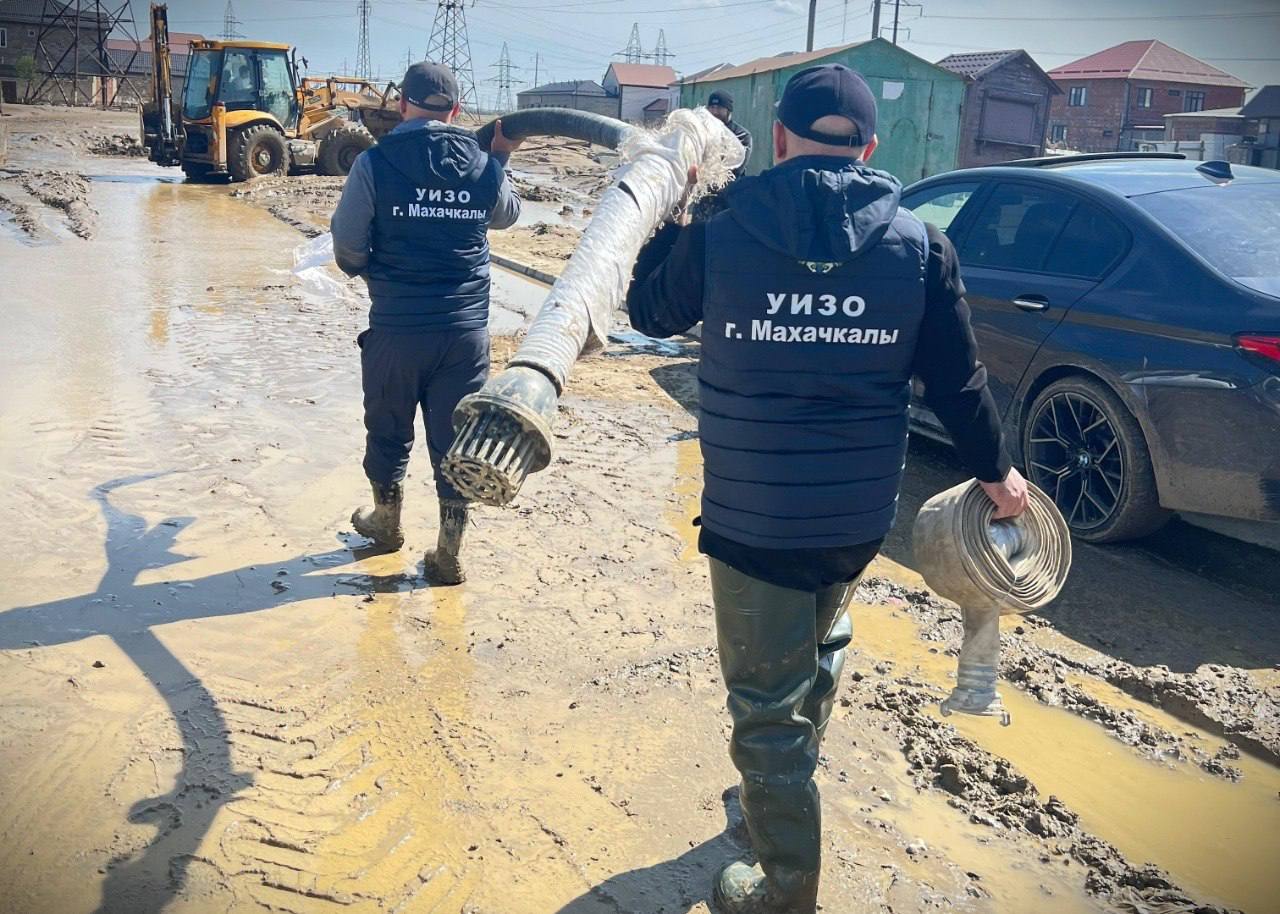 Специалисты Управления имущественных и земельных отношений продолжают оказывать помощь пострадавшим от обильных осадков Специалисты Управления имущественных и земельных отношений продолжают оказывать помощь пострадавшим от обильных осадков