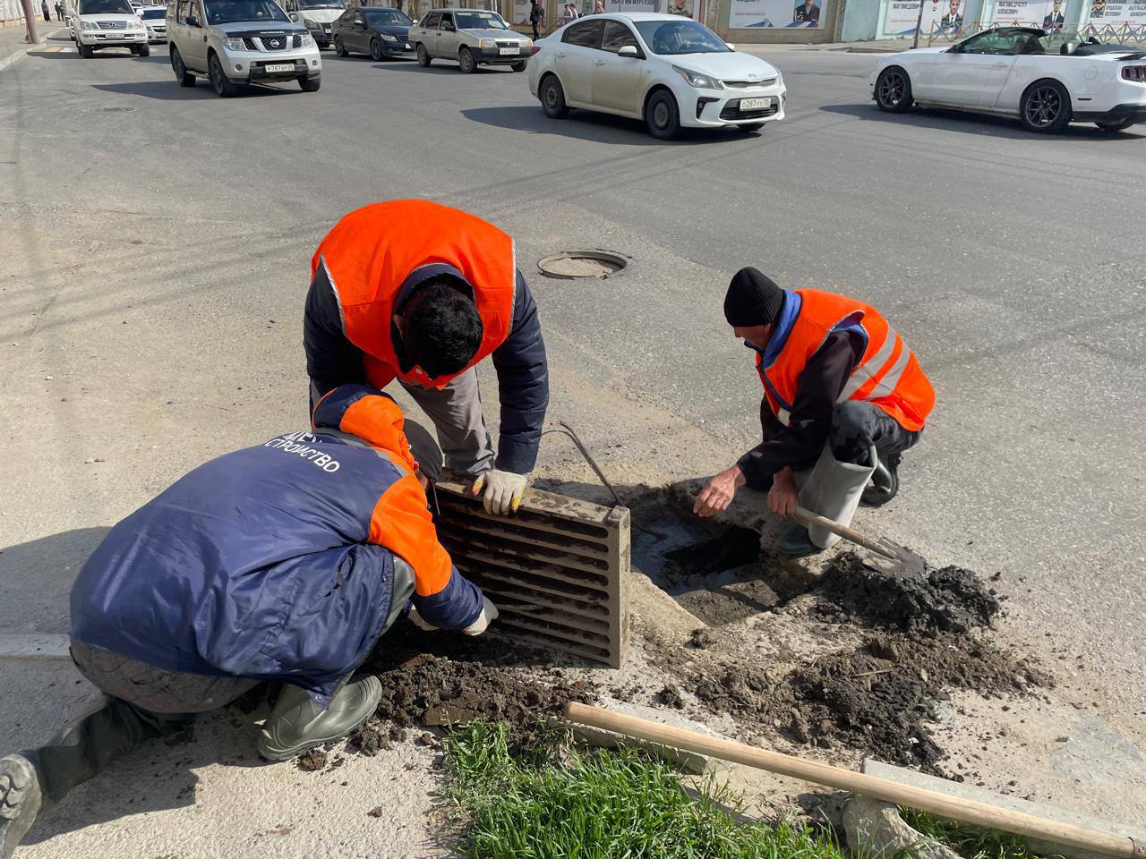 Специалисты МБУ «Благоустройство» проводят очистку ливневых сетей Специалисты МБУ «Благоустройство» проводят очистку ливневых сетей