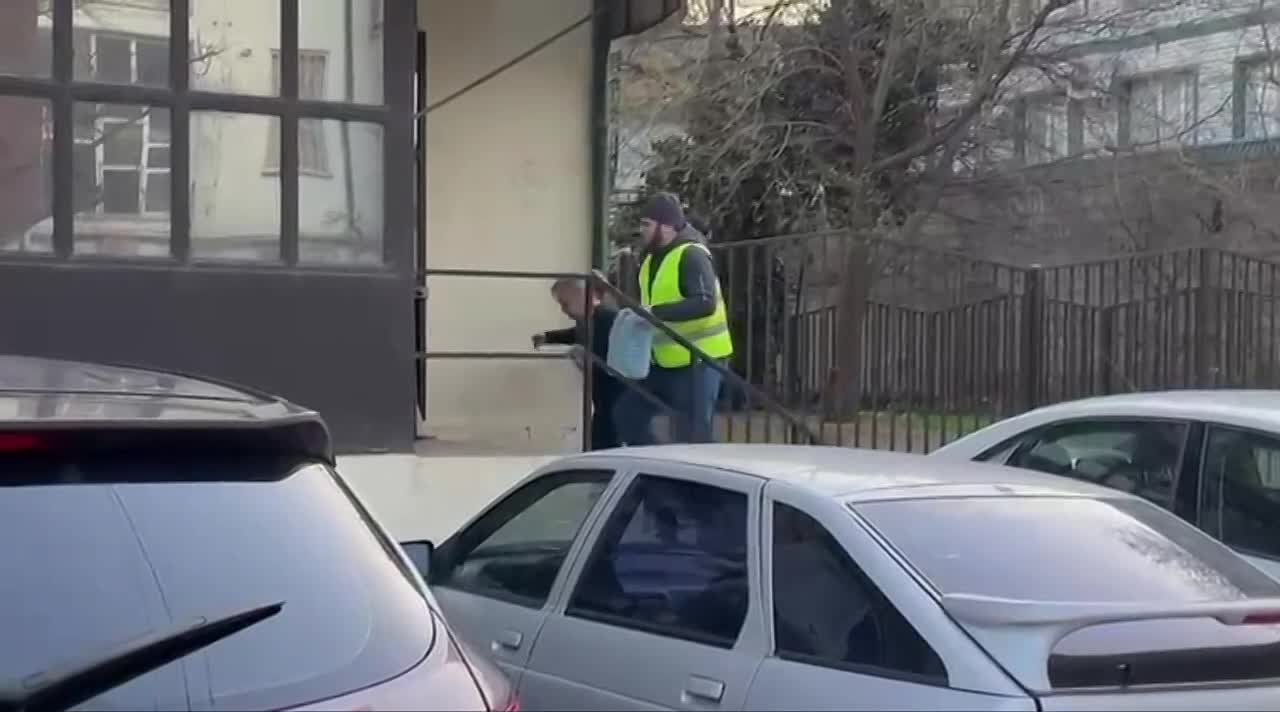 Специалистами Управления административно-технической инспекции и муниципального контроля организован подвоз питьевой воды по адресу: пр. И. Шамиля