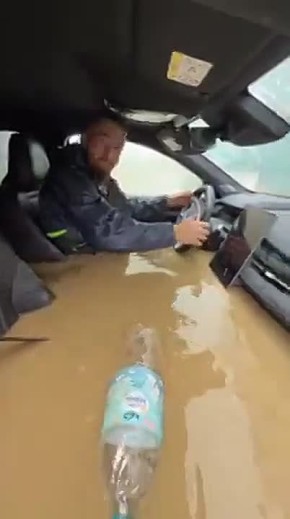 «Поворотник не работает, не знаешь почему? - Мне кажется она поплыть должна. У тебя нет этой наводящей как в GTA?»: