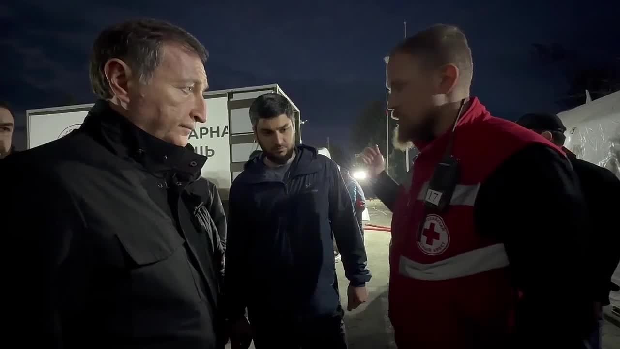 Далее спикер парламента Дагестана пообщался с директором департамента по ЧС Российского Красного Креста Михаилом Соловьевым