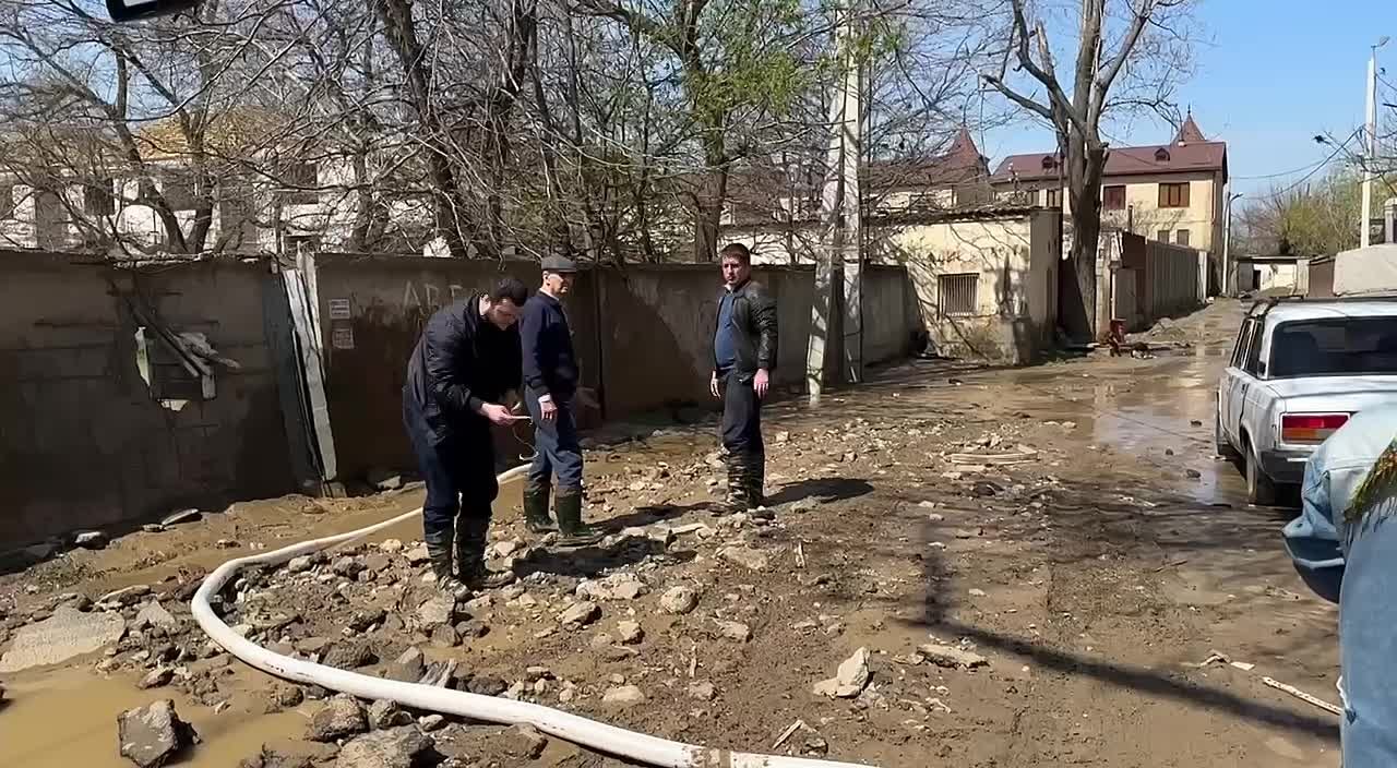 В связи с обильными осадками в Махачкале ведутся непрерывные аварийно-восстановительные работы