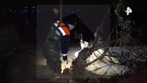 Поток воды несколько раз перевернул автомобиль в Дагестане — в салоне находилась семья