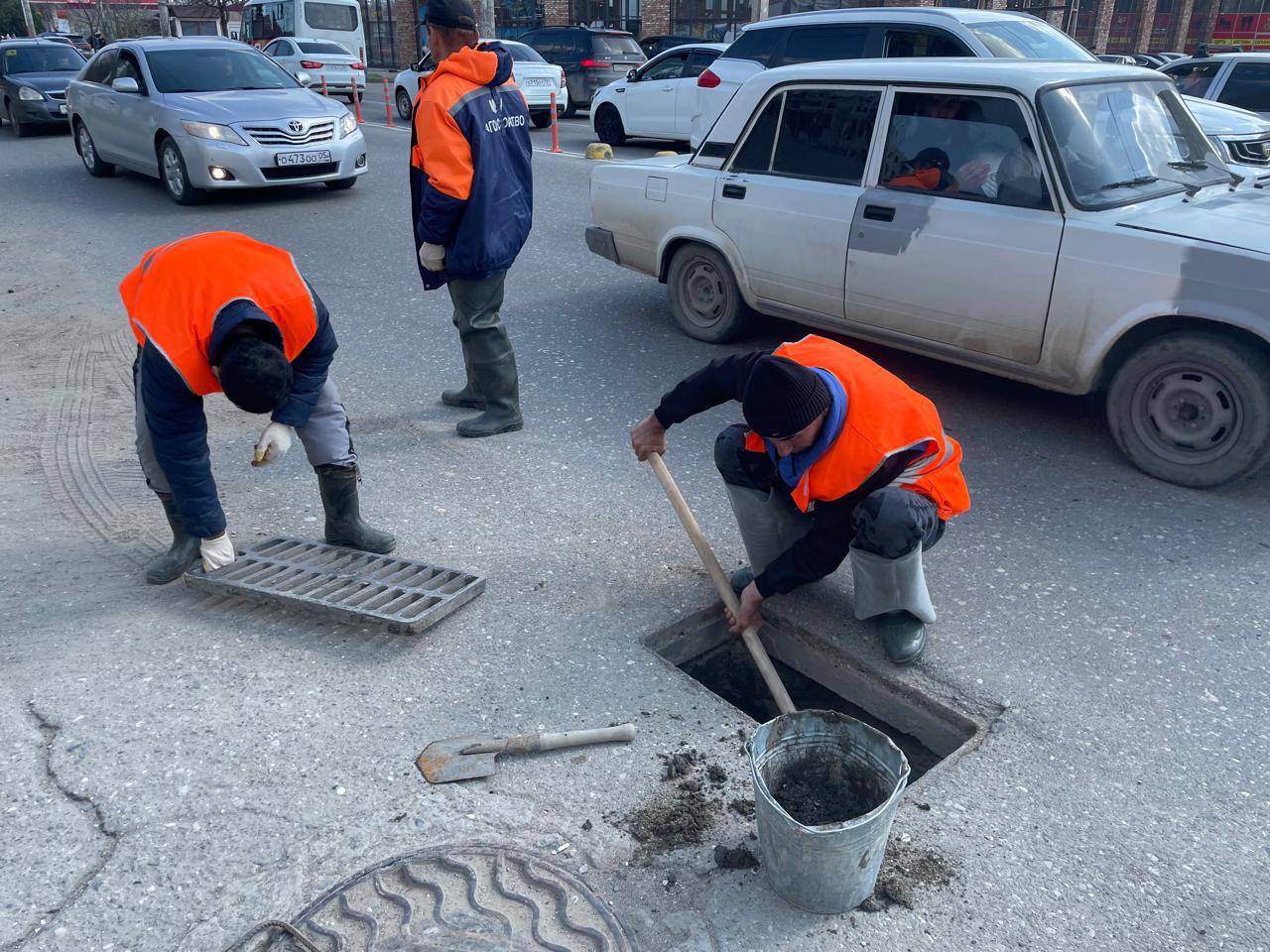 Специалисты МБУ «Благоустройство» проводят очистку ливневых сетей Специалисты МБУ «Благоустройство» проводят очистку ливневых сетей