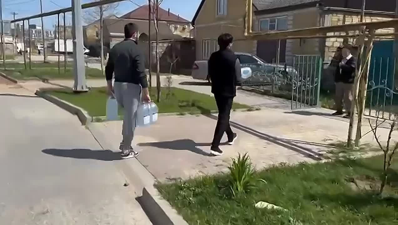 Волонтеры продолжают раздачу бутилированной воды жителям улицы Мусы Манарова, пострадавшим во время ливневых дождей