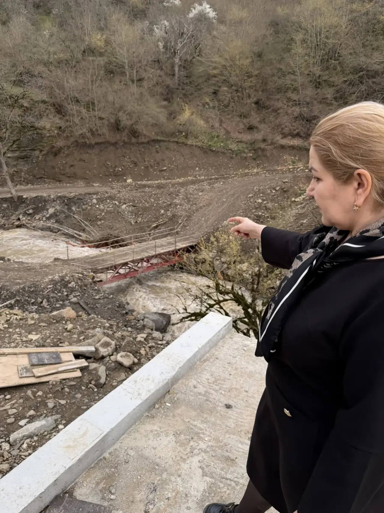 Узлипат Гасанова оказала помощь пострадавшим от наводнения в Дербентском районе Узлипат Гасанова оказала помощь пострадавшим от наводнения в Дербентском районе