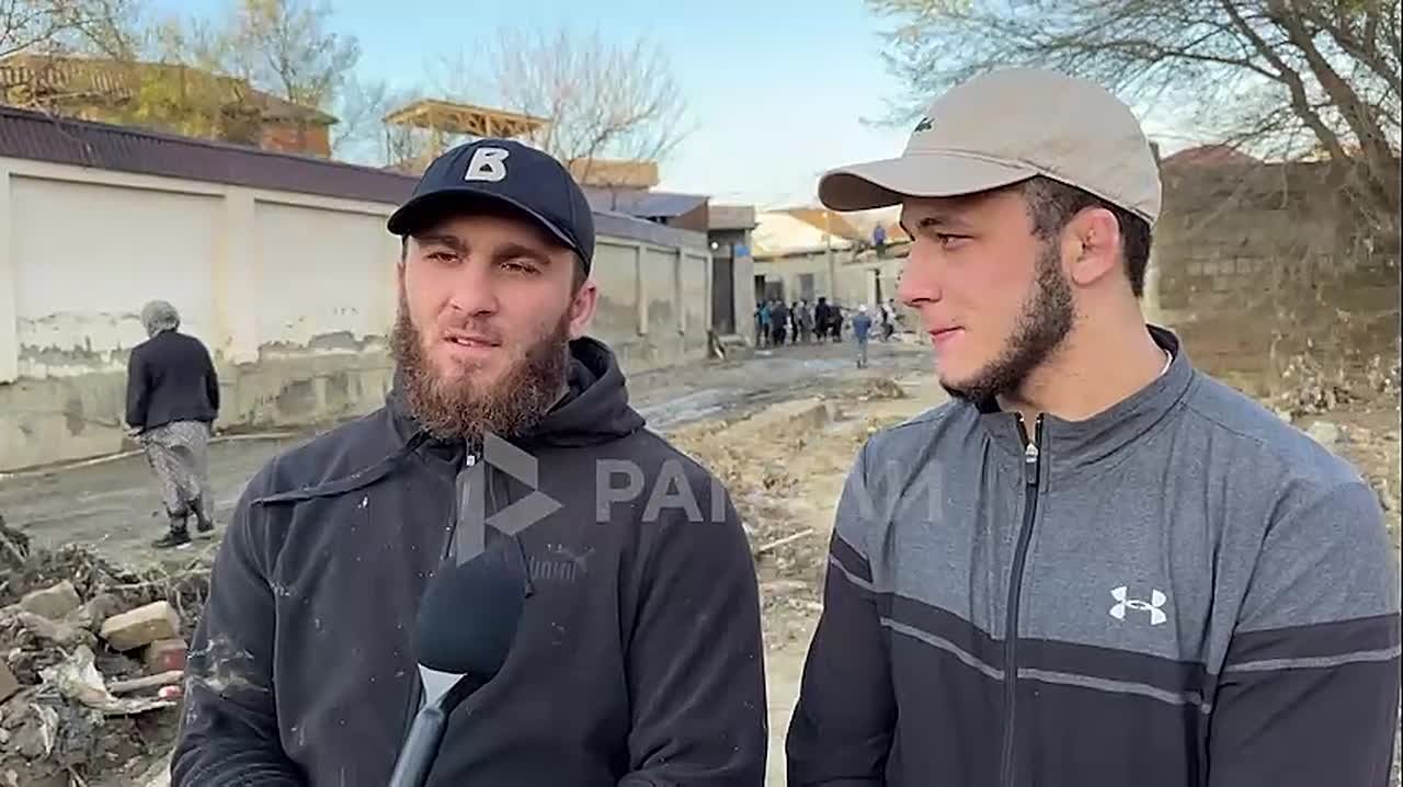 «Отец кричал: «Уходите, бросьте меня!» Мы сказали: «Не уйдем»: в Махачкале двое ребят спасли всю свою семью из тонущего дома — по горло в бушующем грязевом потоке Раптли удалось найти героев разлетевшегося по соцсетям видео...