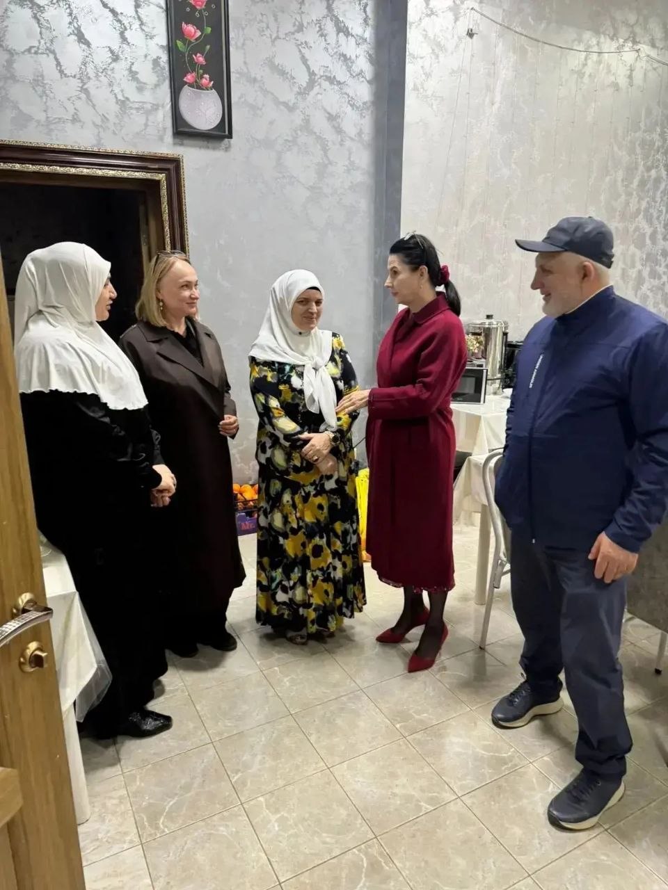 Региональный координатор женского движения ЕР Елена Ельникова и активистка Елена Кожухина навестили пострадавших от стихии, размещенных в гостинице «Меридиан» в Махачкале Региональный координатор женского движения ЕР Елена Ельникова и активистка Елена Кожухина навестили пострадавших от стихии, размещенных в гостинице «Меридиан» в Махачкале