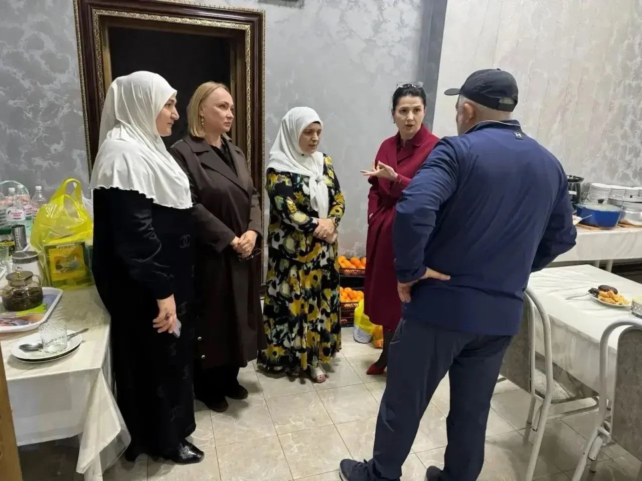 Региональный координатор женского движения ЕР Елена Ельникова и активистка Елена Кожухина навестили пострадавших от стихии, размещенных в гостинице «Меридиан» в Махачкале