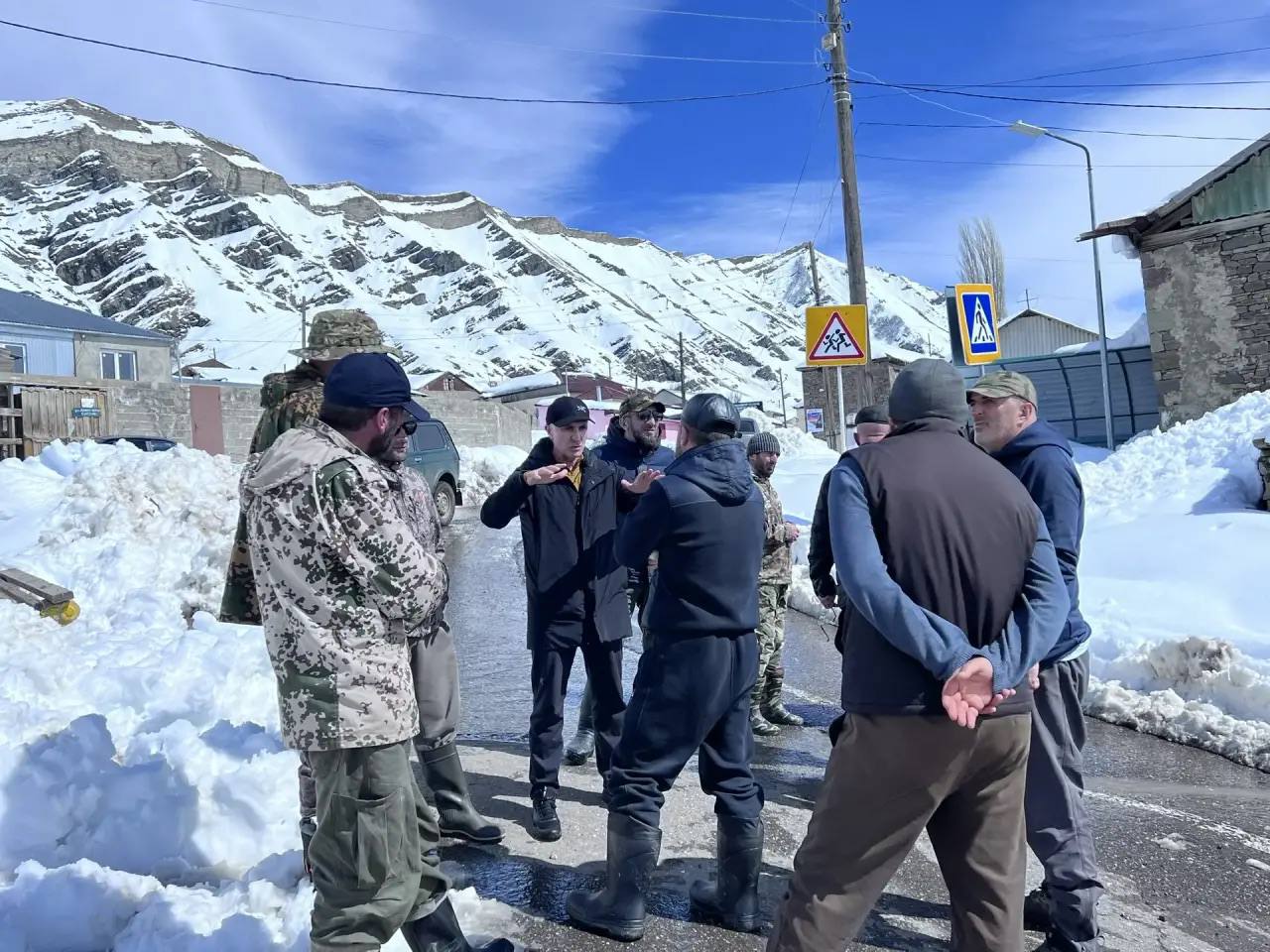 Заместитель Председателя НС РД Камил Давдиев совершил рабочую поездку в Лакский и Кулинский районы, где из-за обильных снегопадов зафиксированы разрушения жилых и социальных объектов в ряде населенных пунктов