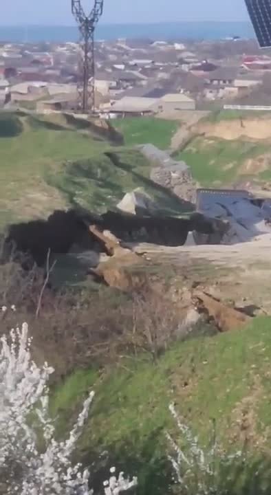 В Буйнакском районе Дагестана из-за оползня закрыто движение на дороге к селу Верхнее Казанище