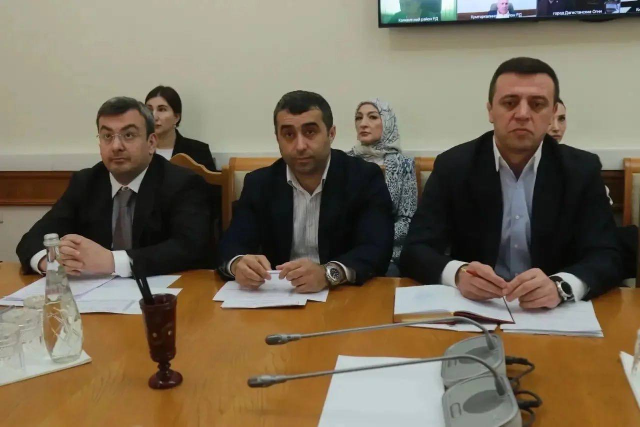 Абдурахман Махмудов провел заседание рабочей группы по координации помощи пострадавшим жителям Дагестана Абдурахман Махмудов провел заседание рабочей группы по координации помощи пострадавшим жителям Дагестана