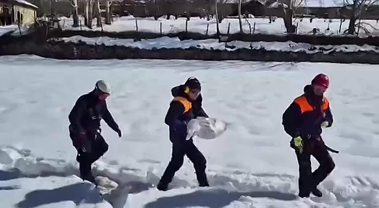 Спасатели МЧС России эвакуировали пострадавшего мужчину и троих детей из труднодоступных районов Дагестана