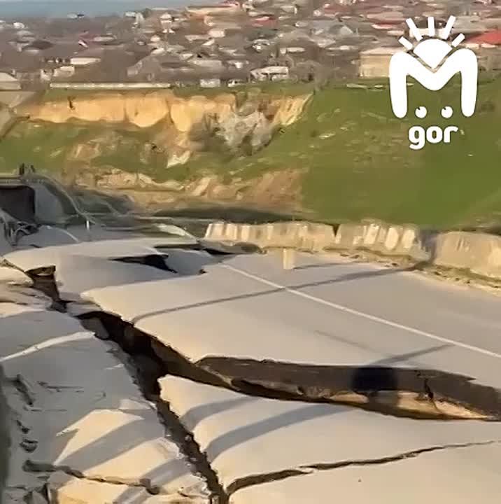 Оползень разрушил дорогу в Буйнакском районе Дагестана