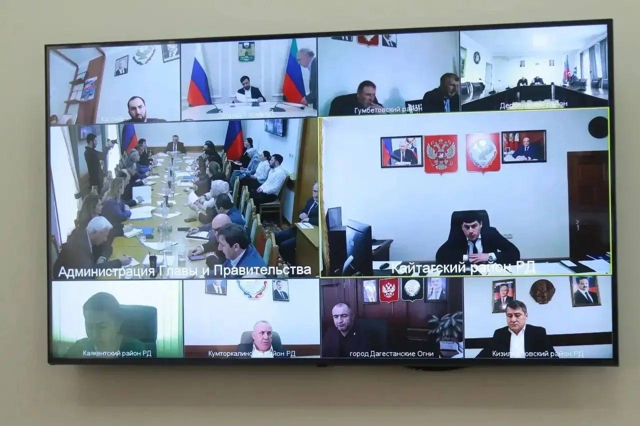 Абдурахман Махмудов провел заседание рабочей группы по координации помощи пострадавшим жителям Дагестана Абдурахман Махмудов провел заседание рабочей группы по координации помощи пострадавшим жителям Дагестана