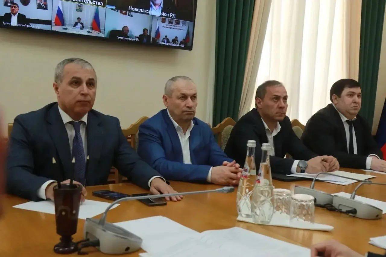 Абдурахман Махмудов провел заседание рабочей группы по координации помощи пострадавшим жителям Дагестана Абдурахман Махмудов провел заседание рабочей группы по координации помощи пострадавшим жителям Дагестана