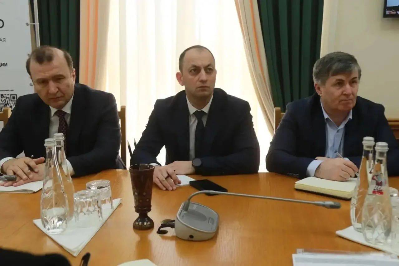 Абдурахман Махмудов провел заседание рабочей группы по координации помощи пострадавшим жителям Дагестана Абдурахман Махмудов провел заседание рабочей группы по координации помощи пострадавшим жителям Дагестана