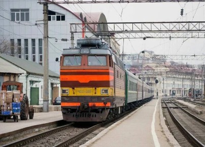 Власти Дагестана совместно с Северо-Кавказской железной дорогой - филиалом "РЖД" ведут работы по восстановлению железнодорожного сообщения с Чечней, прерванного 28 марта из-за обрушения двух железнодорожных мостов