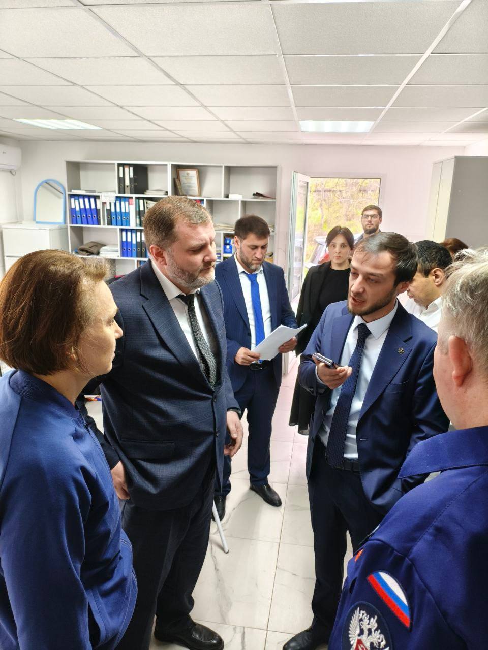 Министр здравоохранения РД Ярослав Глазов с руководителями Департаментов Минздрава России сегодня посетили Карабудахкентскую ЦРБ, где получают лечение пациенты с кишечной инфекцией Министр здравоохранения РД Ярослав Глазов с руководителями Департаментов Минздрава России сегодня посетили Карабудахкентскую ЦРБ, где получают лечение пациенты с кишечной инфекцией