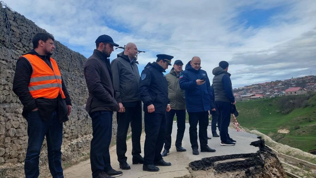 Заместители министра транспорта и дорожного хозяйства Республики Дагестан Темирлан Аджиев и Джалалдин Акаев совместно с руководителем ГКУ "Дагавтодор" Рустамом Закариевым и руководителем АО "РСУ" Гимбатом Гимбатовым ... Заместители министра транспорта и дорожного хозяйства Республики Дагестан Темирлан Аджиев и Джалалдин Акаев совместно с руководителем ГКУ "Дагавтодор" Рустамом Закариевым и руководителем АО "РСУ" Гимбатом Гимбатовым ...