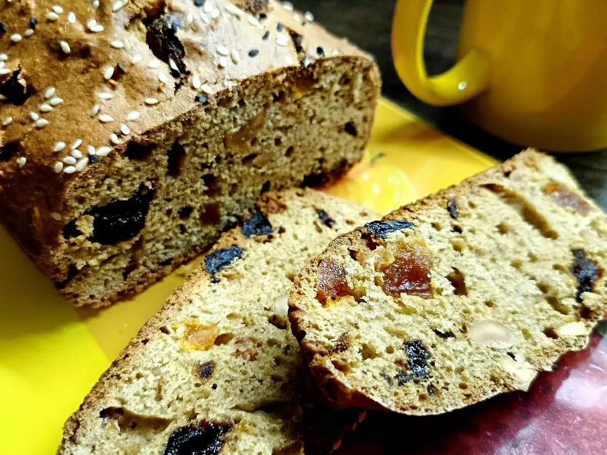 Польза и вкус: кекс из цельнозерновой муки с орехами и сухофруктами