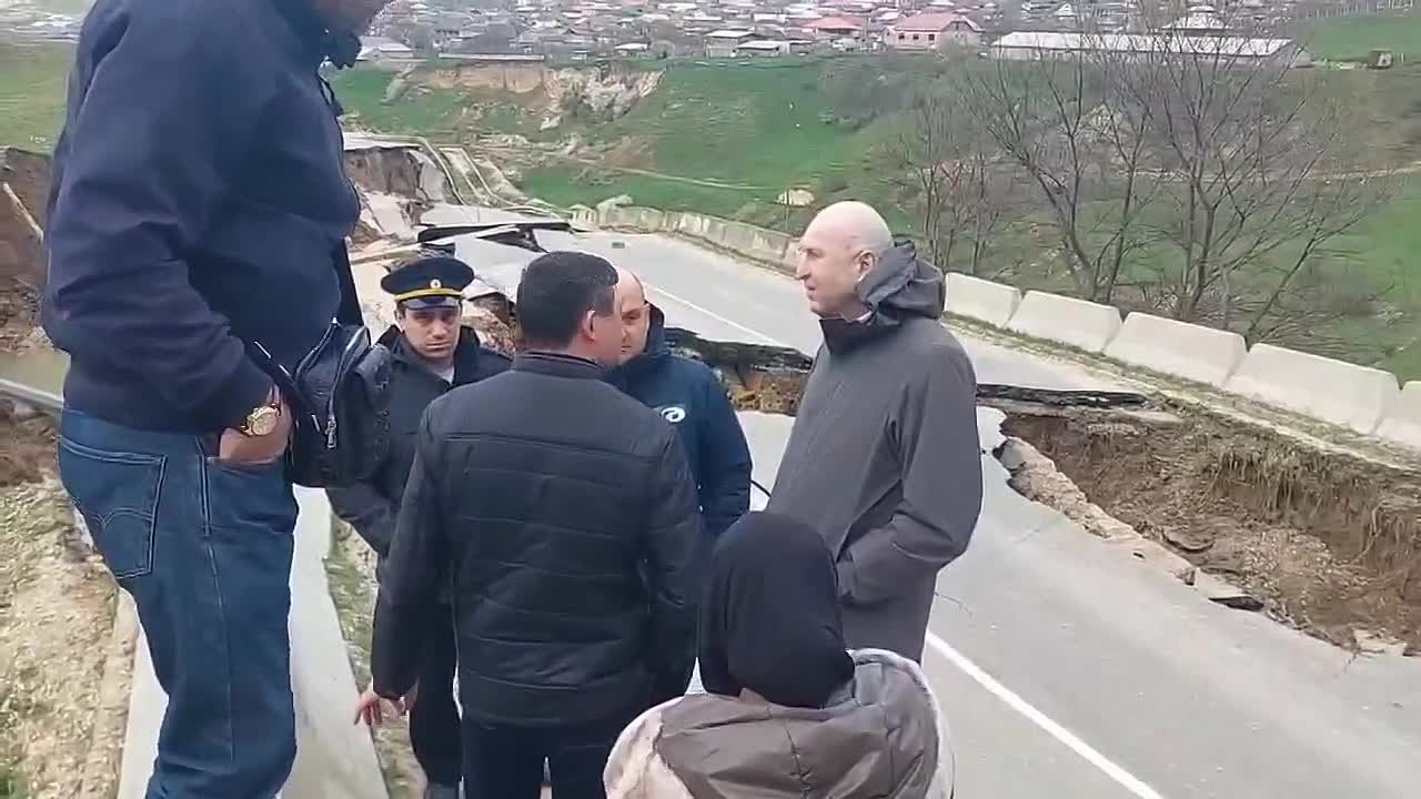 Заместители министра транспорта и дорожного хозяйства Республики Дагестан Темирлан Аджиев и Джалалдин Акаев совместно с руководителем ГКУ "Дагавтодор" Рустамом Закариевым и руководителем АО "РСУ" Гимбатом Гимбатовым ...