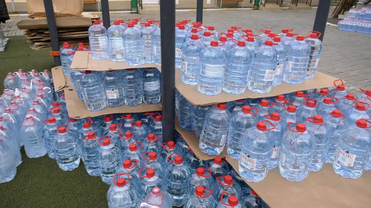 С 6 апреля в рамках помощи, организованной администрацией Дербента, жителям города передали около 60 тонн бутилированной воды и свыше 600 продуктовых наборов