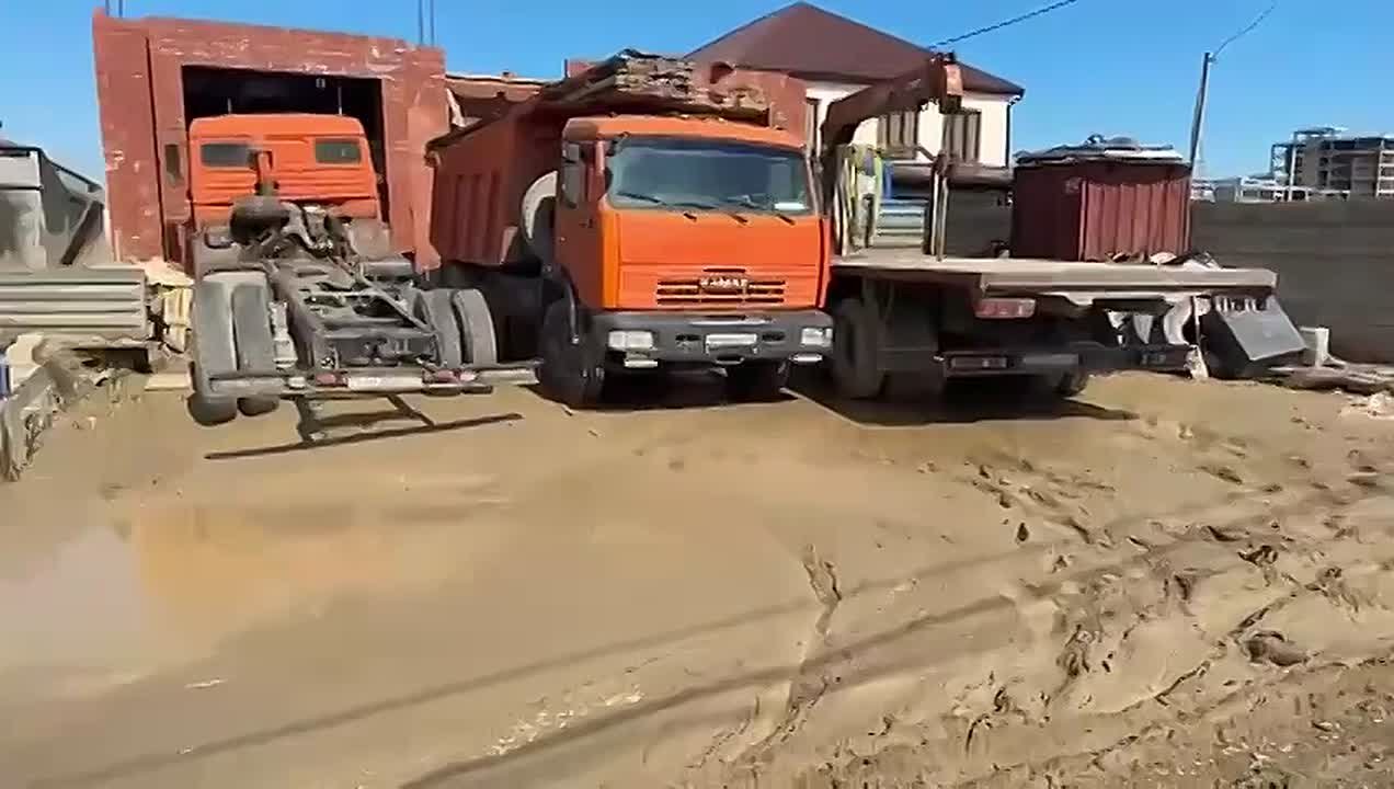 Работы по расчистке от ила и грязи на улице Салатной продолжатся