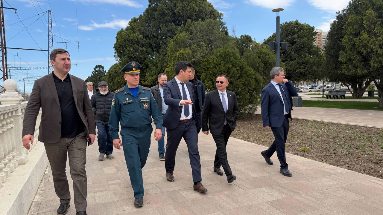 Министр строительства и ЖКХ РФ Ирек Файзуллин в ходе рабочей поездки осмотрел объекты благоустройства Дагестана