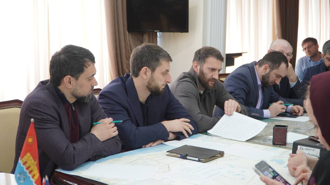 Глава города Каспийска Борис Гонцов провел личный прием граждан с участием руководителей профильных отделов и управлений городской администрации Глава города Каспийска Борис Гонцов провел личный прием граждан с участием руководителей профильных отделов и управлений городской администрации