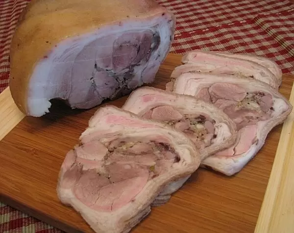 Нежный рулет из свиной рульки