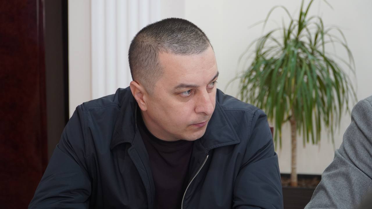 Глава города Каспийска Борис Гонцов провел личный прием граждан с участием руководителей профильных отделов и управлений городской администрации Глава города Каспийска Борис Гонцов провел личный прием граждан с участием руководителей профильных отделов и управлений городской администрации