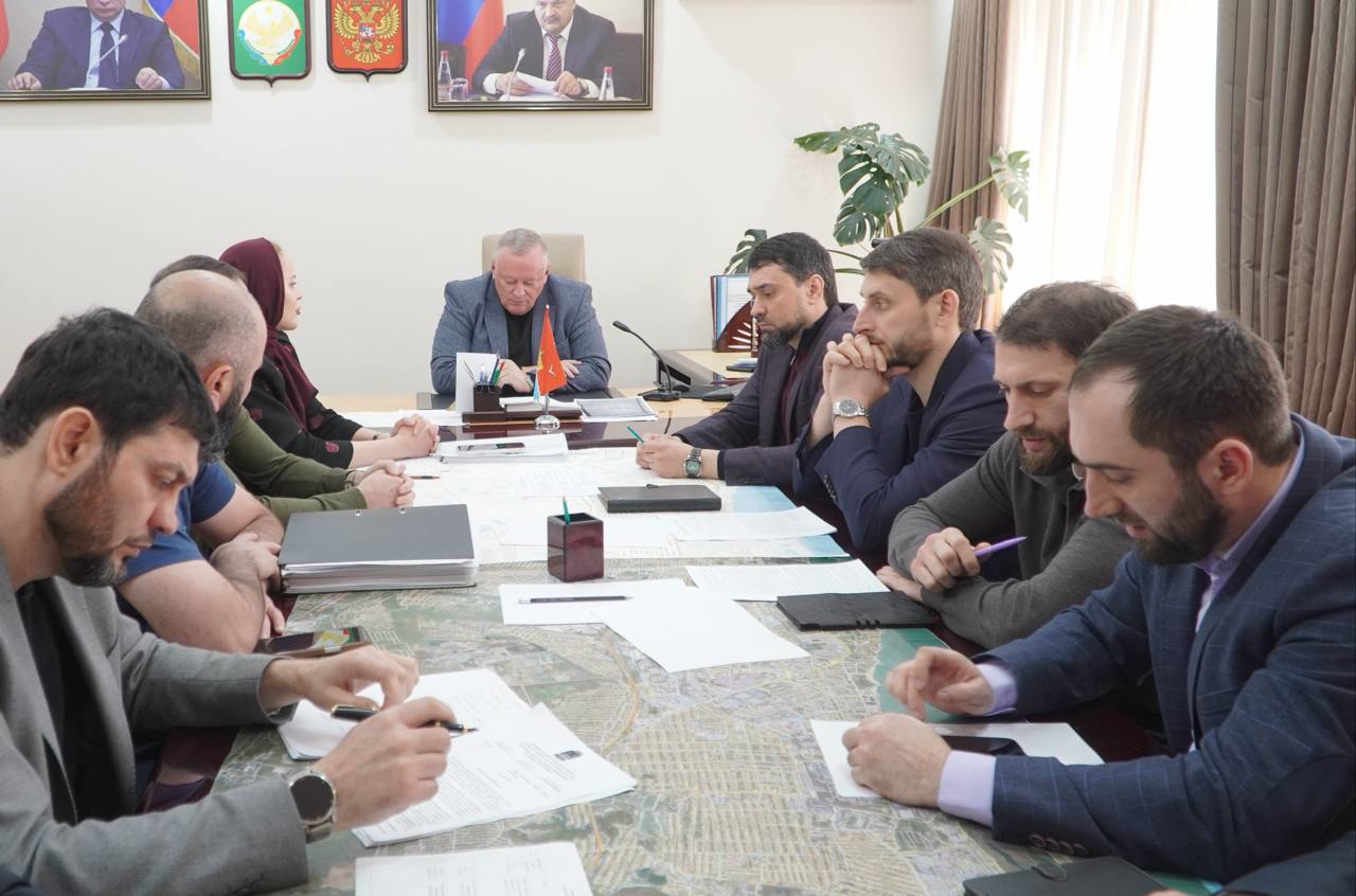 Глава города Каспийска Борис Гонцов провел личный прием граждан с участием руководителей профильных отделов и управлений городской администрации