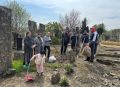 Вместе с волонтерами из религиозных организаций провели субботник на территории мусульманского кладбища прилегающей к святилищу Кырхляр и Мавзолею Дербентских ханов