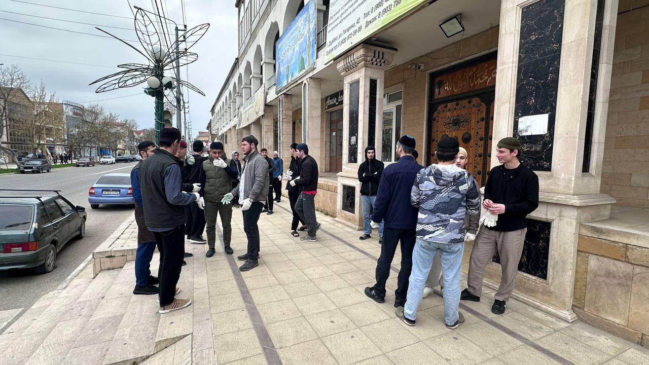 Студенты исламского университета имени Шейха Абдула-Афанди в Дербенте приняли участие в общегородском субботнике