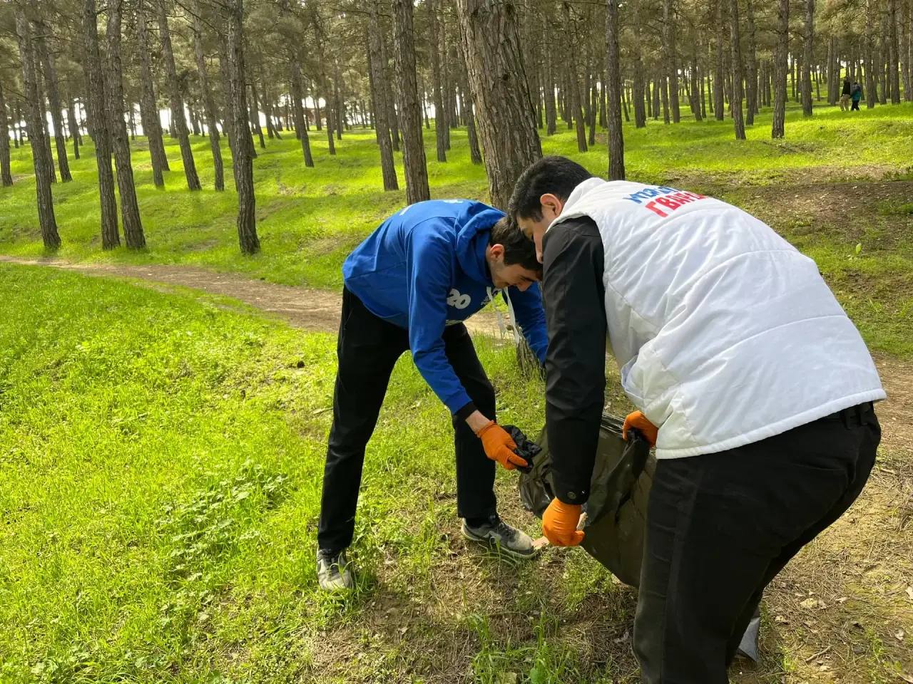 Дербентское городское местное отделения ВОО «Молодая Гвардия Единой России» принимают участие в уборке на территории Соснового бора Дербентское городское местное отделения ВОО «Молодая Гвардия Единой России» принимают участие в уборке на территории Соснового бора