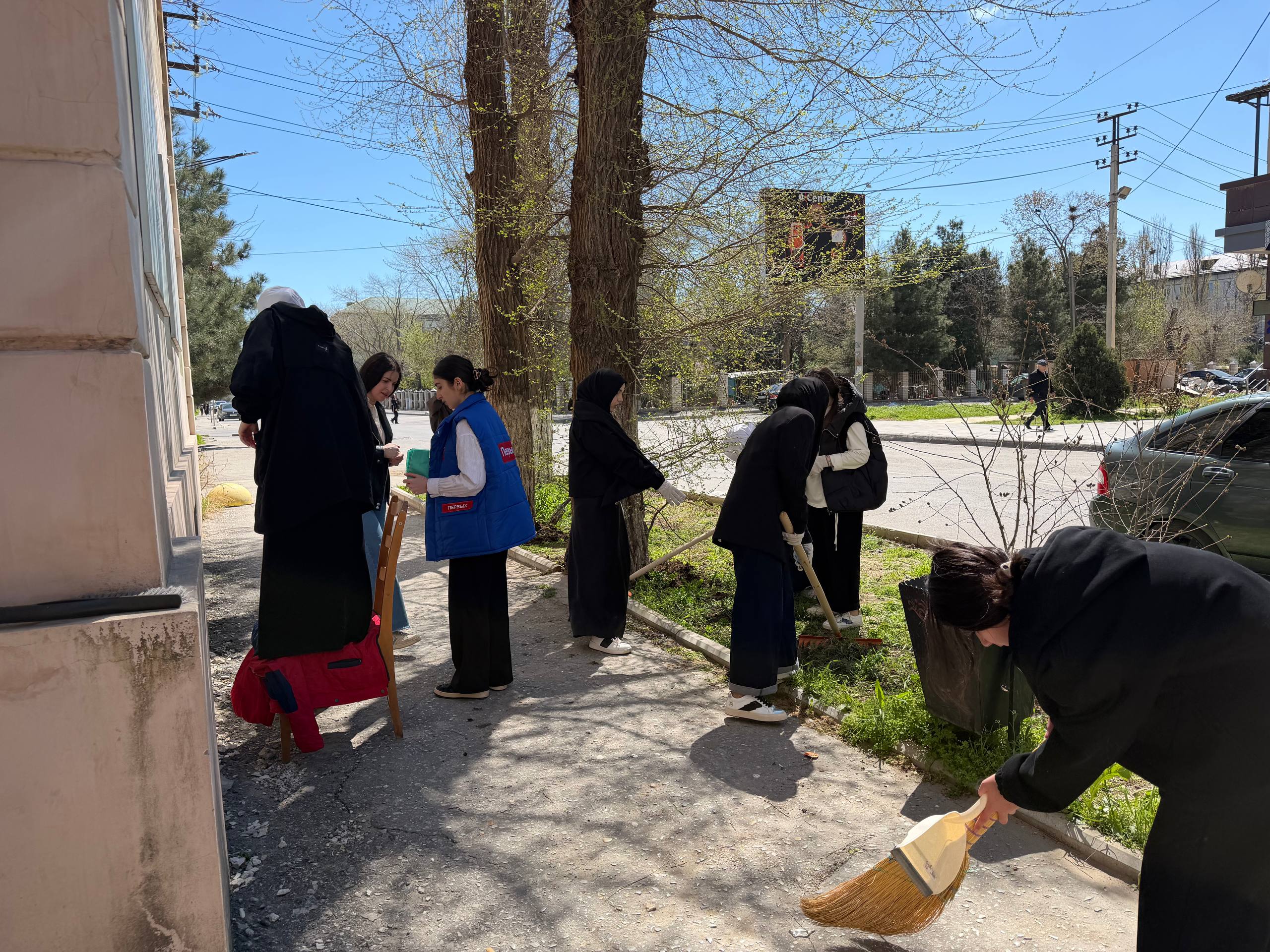 На прилегающей территории Местного отделения прошёл субботник На прилегающей территории Местного отделения прошёл субботник