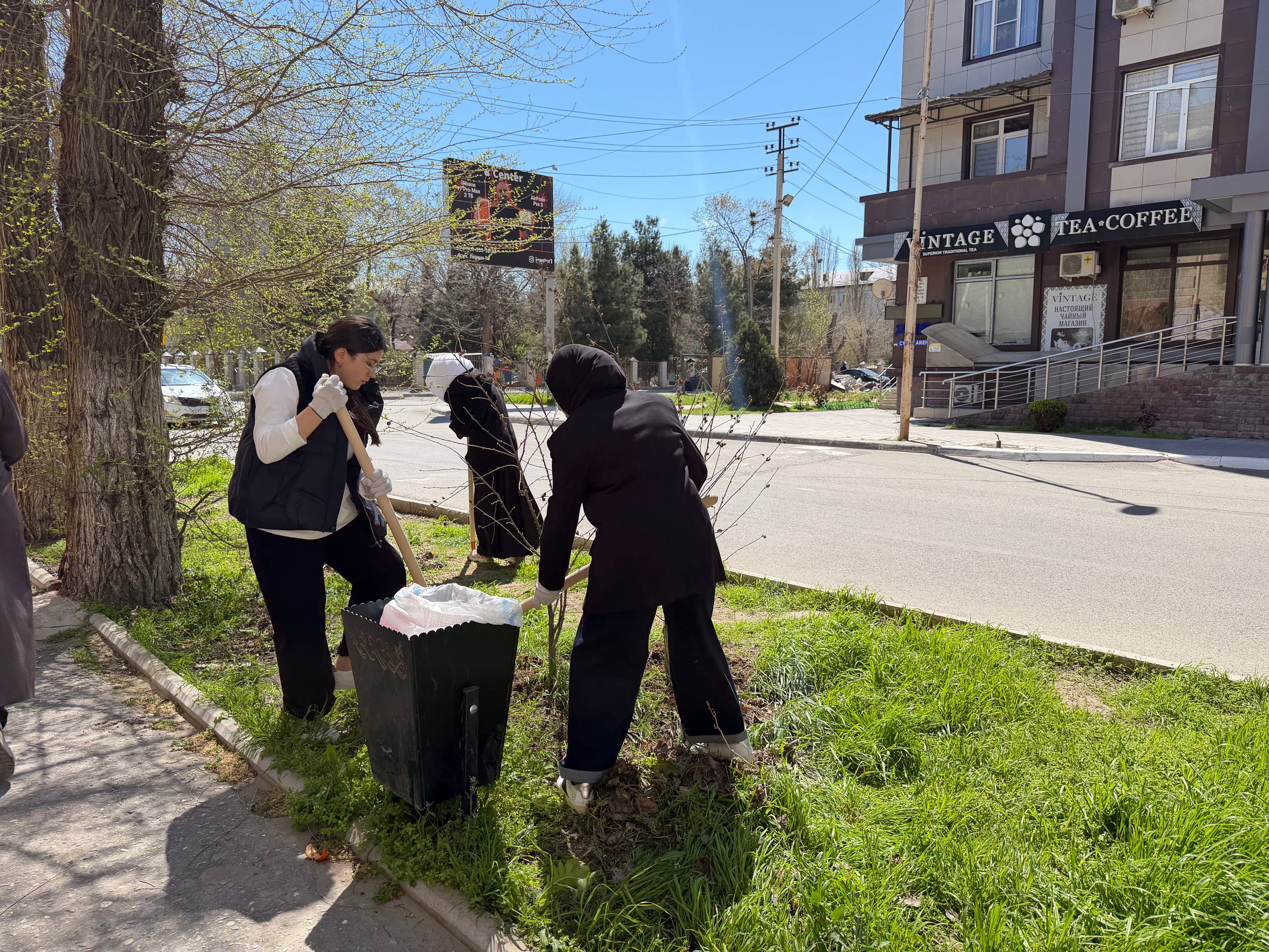 На прилегающей территории Местного отделения прошёл субботник На прилегающей территории Местного отделения прошёл субботник