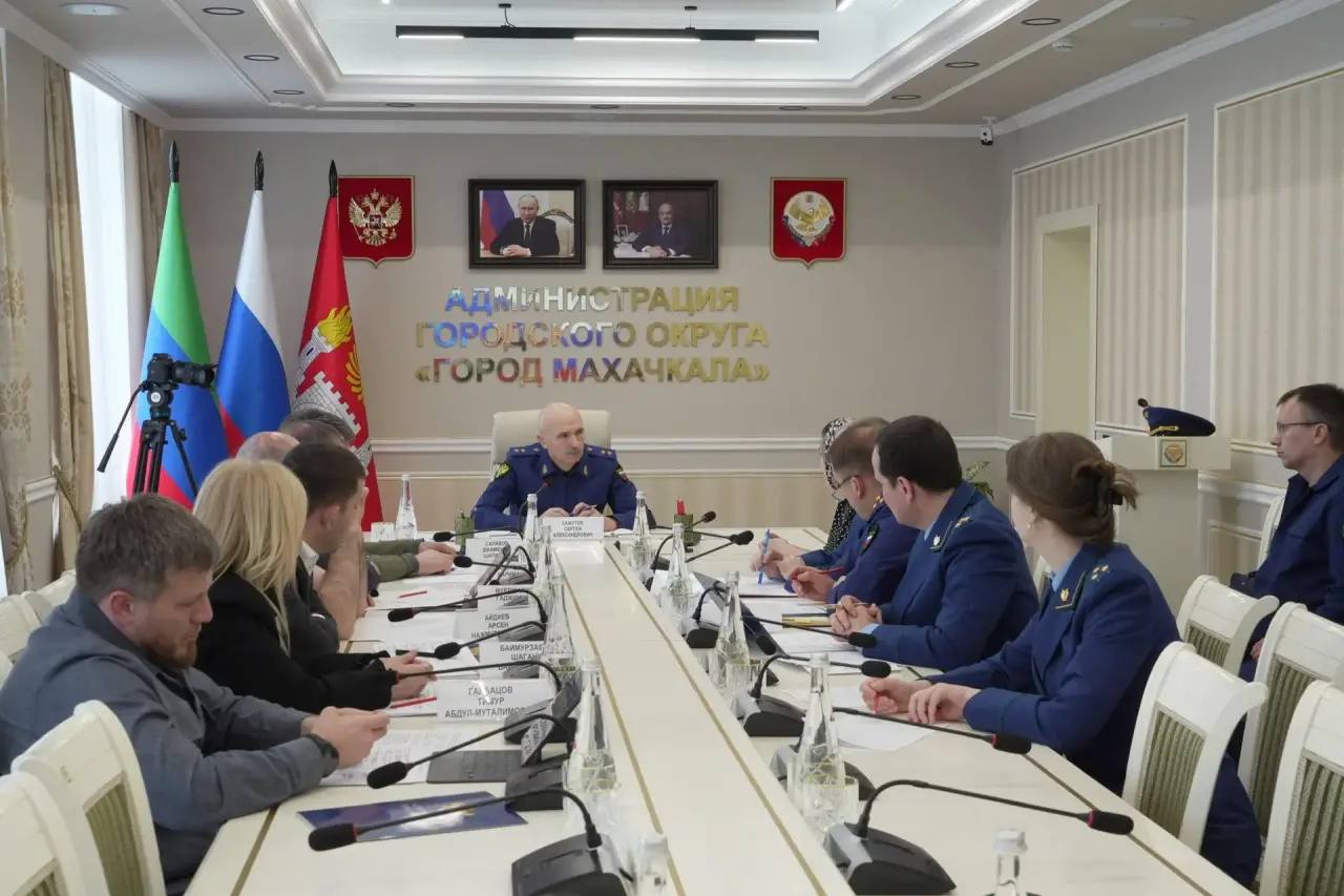 Заместитель Генерального прокурора Российской Федерации Сергей Бажутов прибыл в Республику Дагестан для контроля за соблюдением прав жителей, попавших в зону подтопления Заместитель Генерального прокурора Российской Федерации Сергей Бажутов прибыл в Республику Дагестан для контроля за соблюдением прав жителей, попавших в зону подтопления