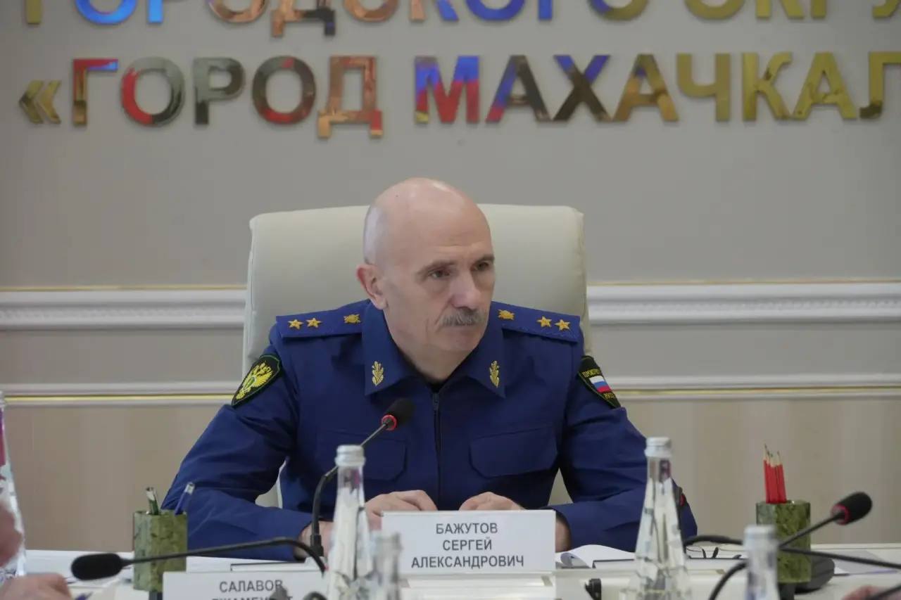 Заместитель Генерального прокурора Российской Федерации Сергей Бажутов прибыл в Республику Дагестан для контроля за соблюдением прав жителей, попавших в зону подтопления Заместитель Генерального прокурора Российской Федерации Сергей Бажутов прибыл в Республику Дагестан для контроля за соблюдением прав жителей, попавших в зону подтопления