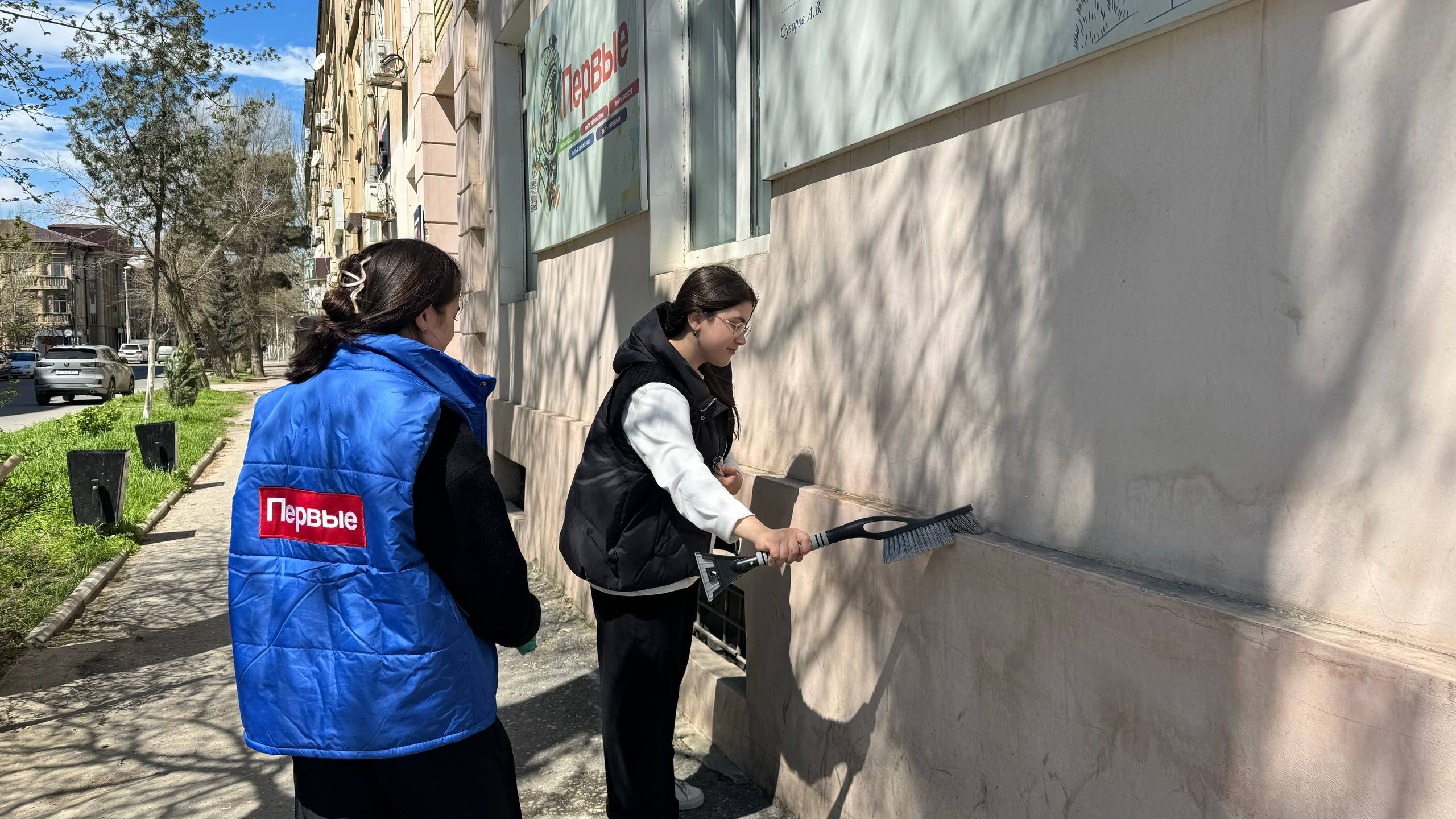 На прилегающей территории Местного отделения прошёл субботник На прилегающей территории Местного отделения прошёл субботник