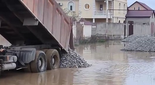 Одной из мер по наведению порядка и восстановлению инфраструктуры после подтоплений является подсыпка песчано-гравийной смеси на проезжую часть