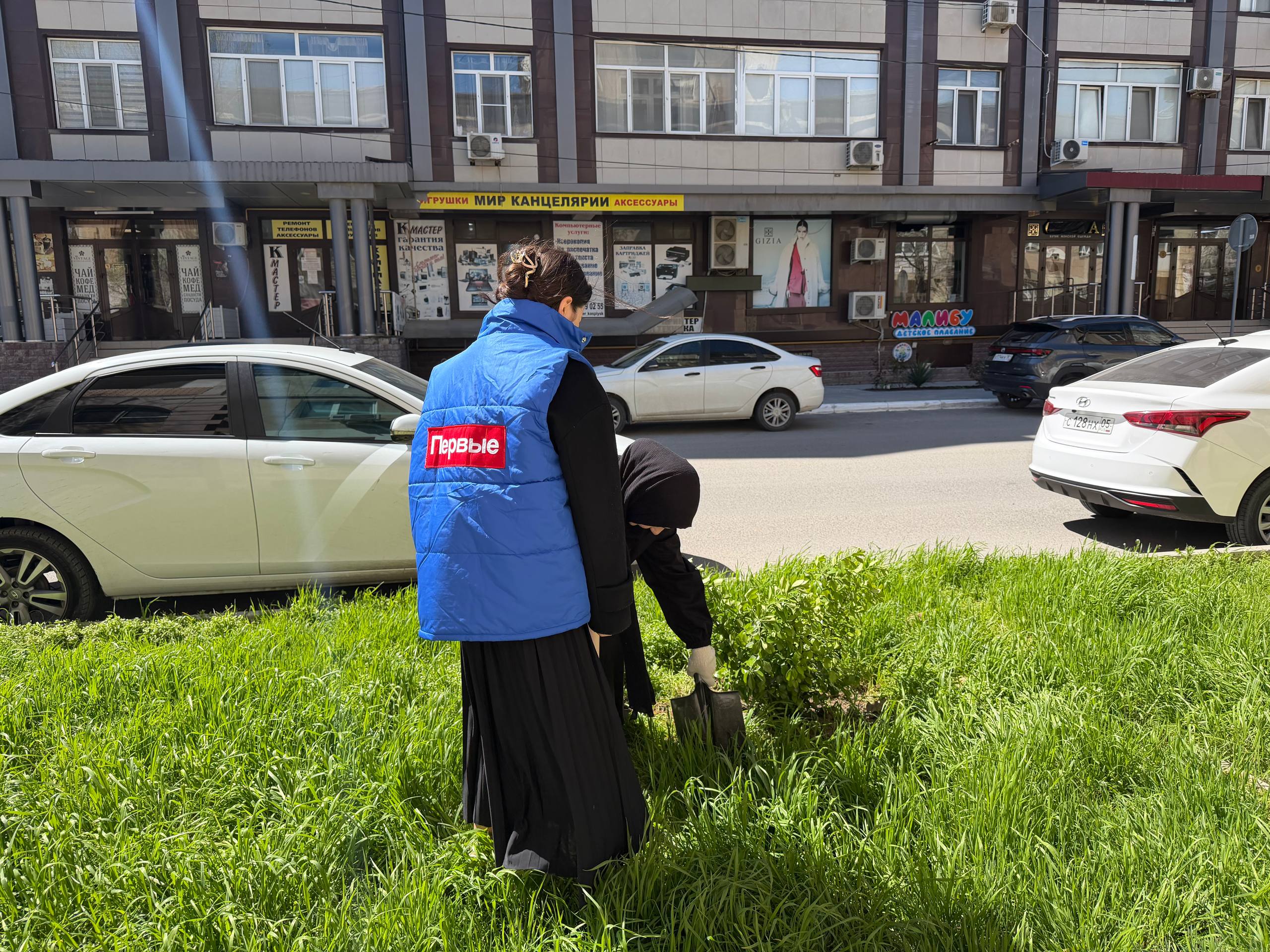 На прилегающей территории Местного отделения прошёл субботник На прилегающей территории Местного отделения прошёл субботник