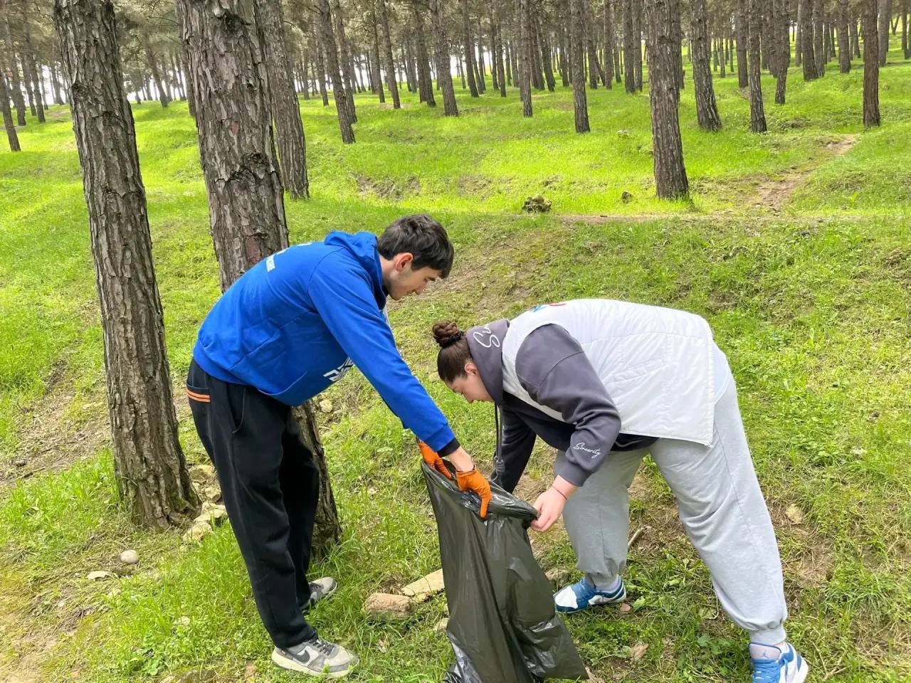 Дербентское городское местное отделения ВОО «Молодая Гвардия Единой России» принимают участие в уборке на территории Соснового бора Дербентское городское местное отделения ВОО «Молодая Гвардия Единой России» принимают участие в уборке на территории Соснового бора