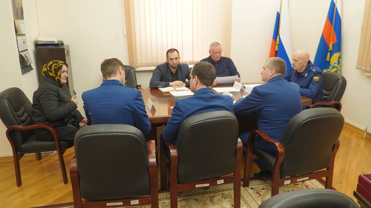 В Каспийске заместитель Генпрокурора РФ провёл личный приём граждан В Каспийске заместитель Генпрокурора РФ провёл личный приём граждан