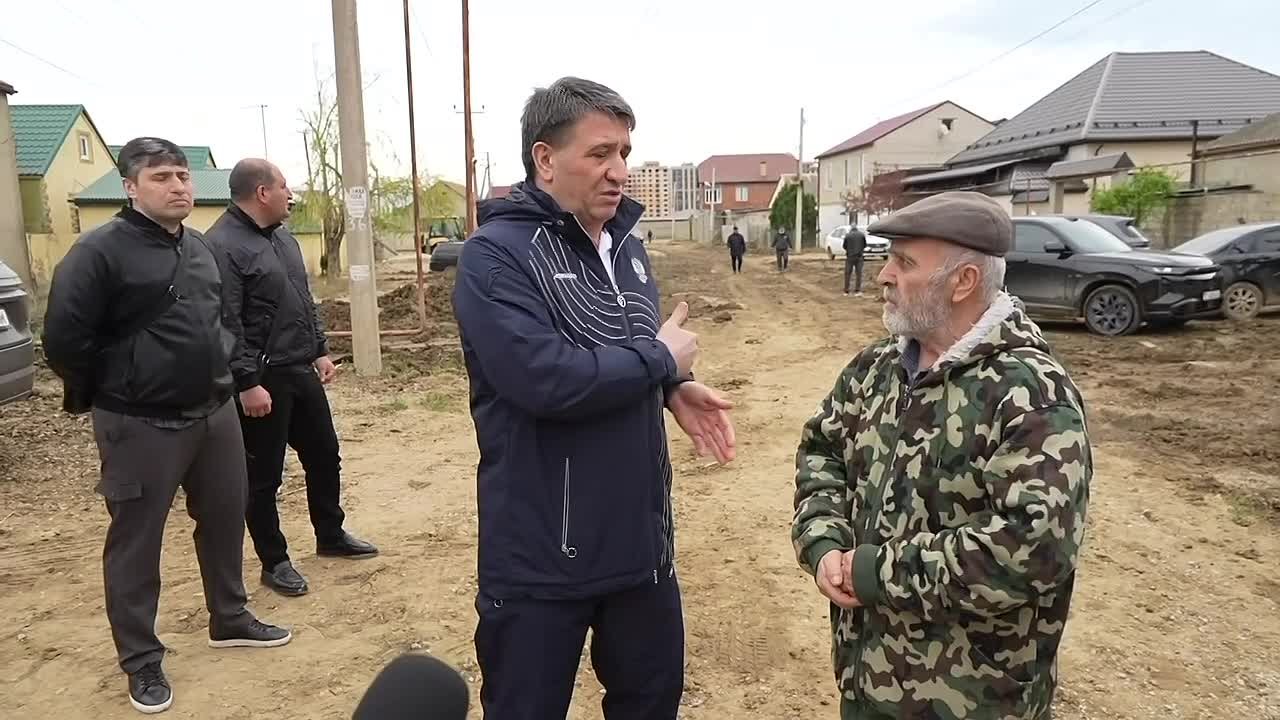 Джамбулат Салавов: Сегодня вместе с депутатом Государственной Думы РФ Артемом Бичаевым проверили ход восстановительных работ на улицах Махачкалы, пострадавших после обильных осадков