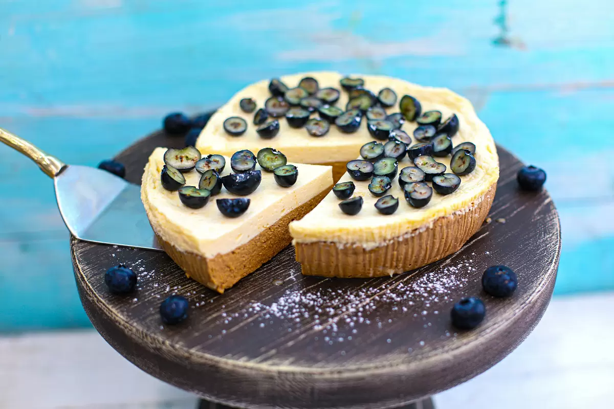 Запеканка из топленого творога: идеальное сочетание кремовой текстуры и свежей голубики