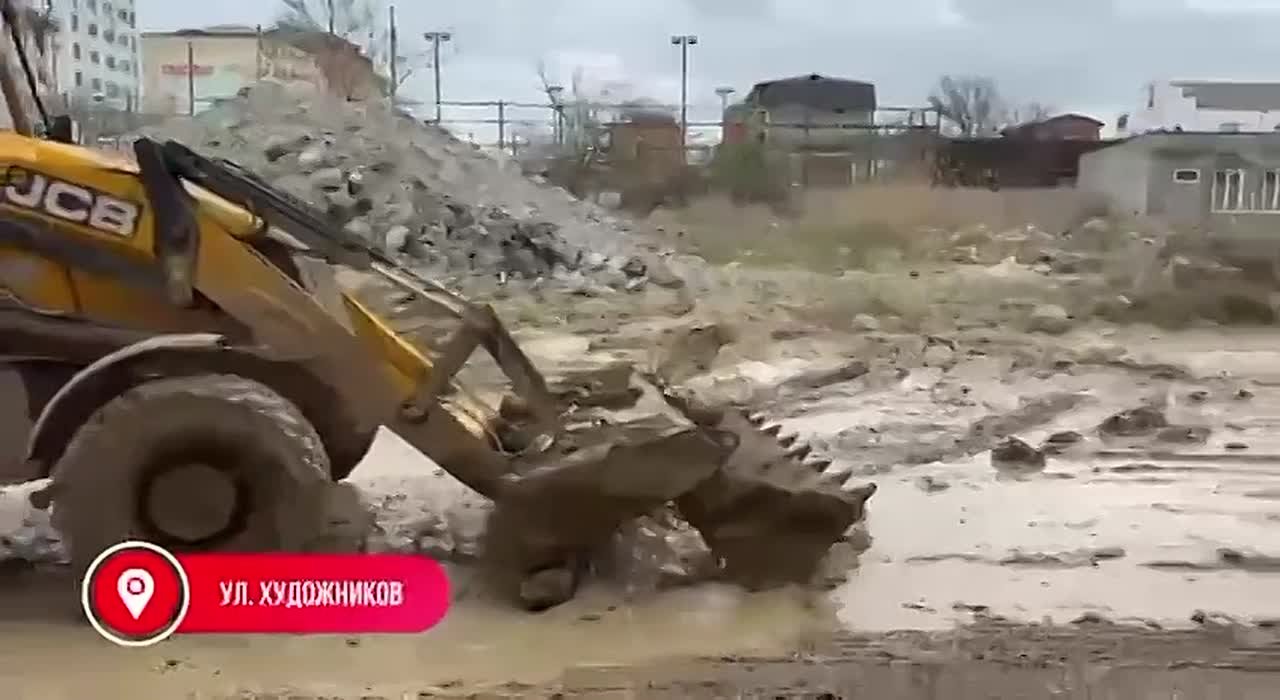 Работы по расчистке столичных улиц от наносов ила и грязи продолжается